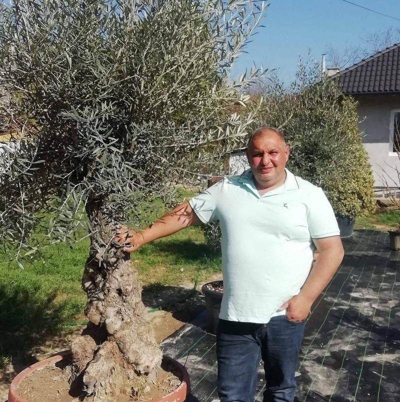 Jakab Pál (Kucu) a tápiószelei kertjében